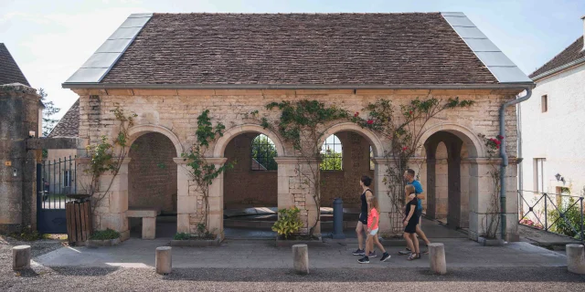 Une famille visite le village de Ray-sur-Saône - Vesoul - Val de Saône