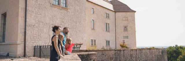 Une famille est sur les remparts du château de Ray-sur-Saône - Ils observent la vue -Vesoul - Val de Saône