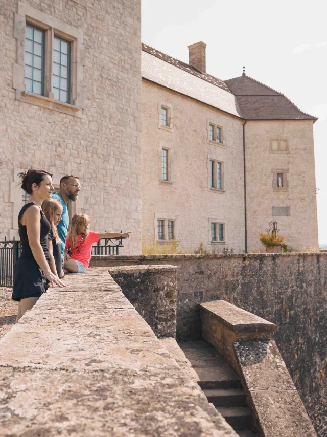 Une famille est sur les remparts du château de Ray-sur-Saône - Ils observent la vue -Vesoul - Val de Saône