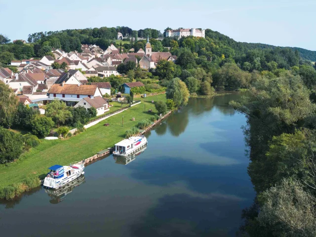 Vue aérienne de Ray-sur-Saône où on voit le château sur son éperon rocheux - La Saône est au premier plan, 2 bateaux sont accostés - Vesoul - Val de Saône