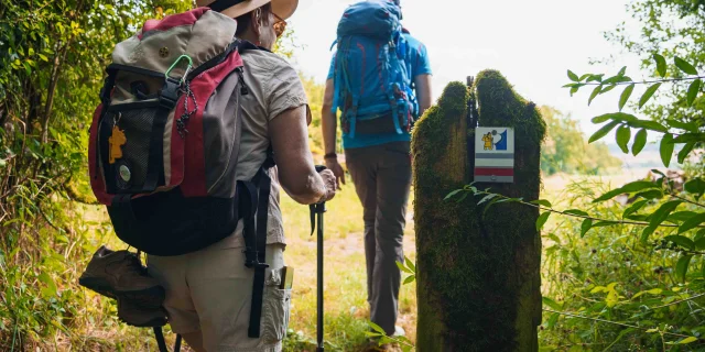 Des pèlerins randonnent sur le sentier de la Via Francigena - Vesoul - Val de Saône