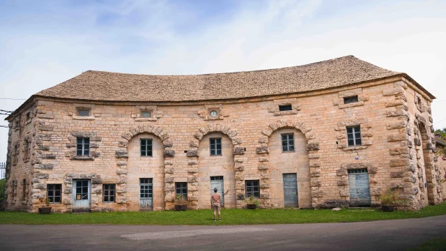 Un homme devant la façade des Forges de Baignes - Vesoul - Val de Saône