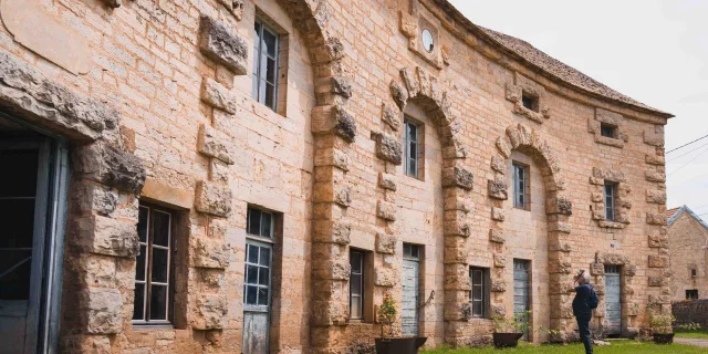 Un homme devant la façade des Forges de Baignes - Vesoul - Val de Saône