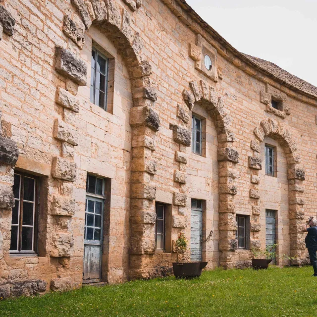 Un homme devant la façade des Forges de Baignes - Vesoul - Val de Saône