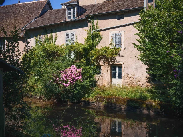 Belles façades de maison au bord de l'eau - Faverney - Vesoul - Val de Saône