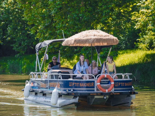 Une famille navigue sur la Saône à bord d'un bateau 