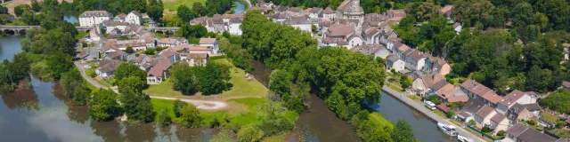 Vue aérienne de Port-sur-Saône. On y voit la Saône, des bateaux, de Eurosérum - Vesoul - Val de Saône