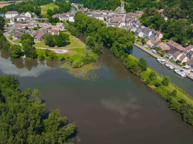 Vue aérienne de Port-sur-Saône. On y voit la Saône, des bateaux, de Eurosérum - Vesoul - Val de Saône