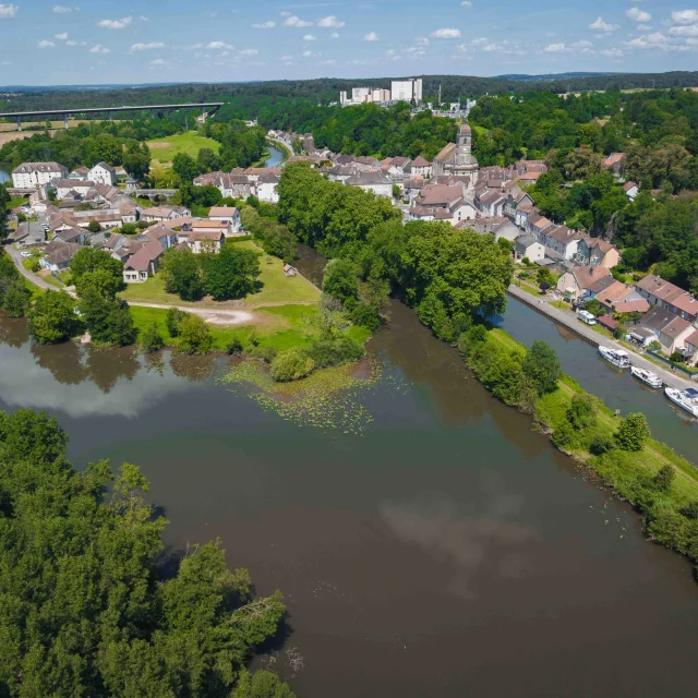 Vue aérienne de Port-sur-Saône. On y voit la Saône, des bateaux, de Eurosérum - Vesoul - Val de Saône