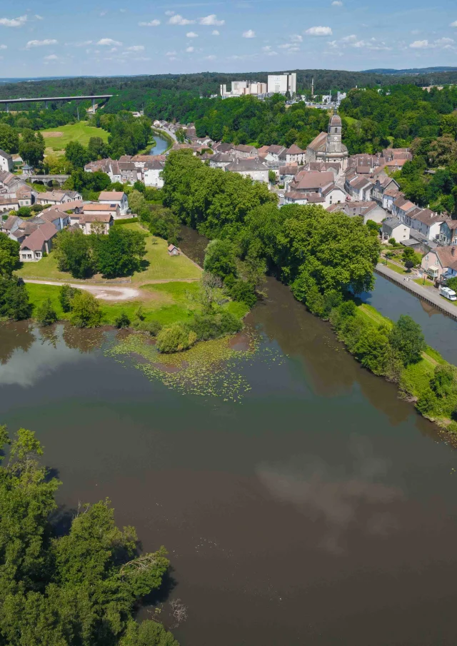 Vue aérienne de Port-sur-Saône. On y voit la Saône, des bateaux, de Eurosérum - Vesoul - Val de Saône