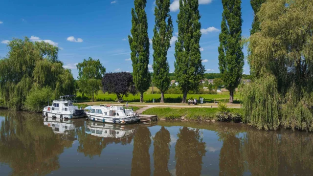 Bateaux sur la Saône, au bord du chemin de halage, à Port-sur-Saône, une famille déjeune - Vesoul - Val de Saône