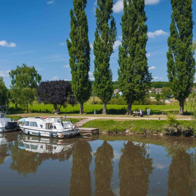 Bateaux sur la Saône, au bord du chemin de halage, à Port-sur-Saône, une famille déjeune - Vesoul - Val de Saône