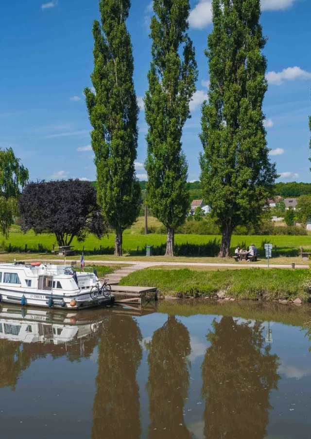 Bateaux sur la Saône, au bord du chemin de halage, à Port-sur-Saône, une famille déjeune - Vesoul - Val de Saône