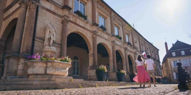 Un couple découvre l'hôtel de ville de Gray - Vesoul - Val de Saône