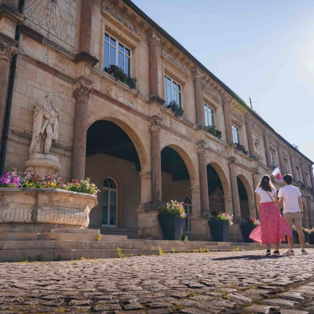 Un couple découvre l'hôtel de ville de Gray - Vesoul - Val de Saône