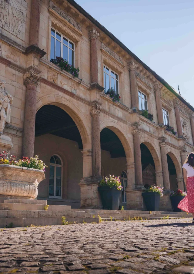 Un couple découvre l'hôtel de ville de Gray - Vesoul - Val de Saône