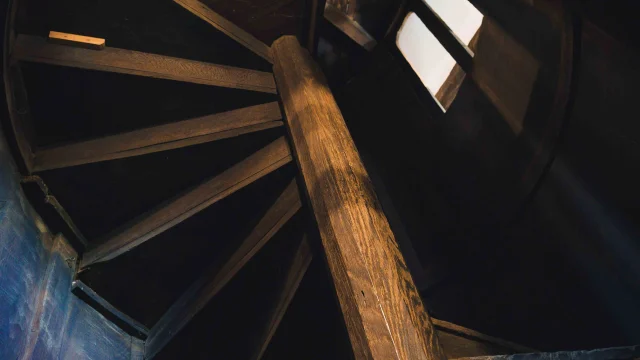 Escalier pivotant dans un cylindre de bois, menant à une petite pièce d'époque renaissance dans le haut du Tour-Saint-Pierre-Fourier - Gray - Vesoul-Val de Saône