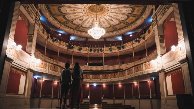 Un couple est sur la scène du théâtre à l'italienne de Gray - Vesoul - Val de Saône