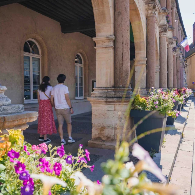 Un couple découvre l'hôtel de ville de Gray - Vesoul - Val de Saône