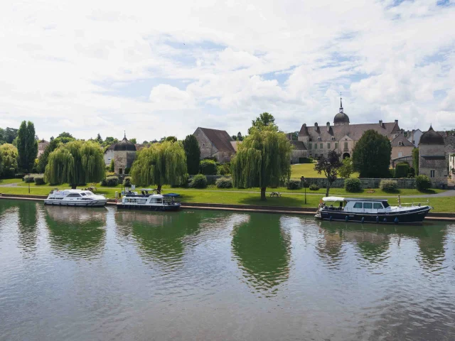 Vue aérienne de la halte fluviale de Mantoche, où sont garés En fond, nous voyons le village de Mantoche avec de belles bâtisses en pierre - Vesoul - Val de Saône