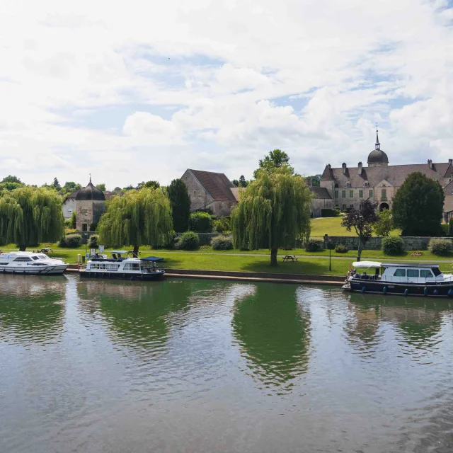 Vue aérienne de la halte fluviale de Mantoche, où sont garés En fond, nous voyons le village de Mantoche avec de belles bâtisses en pierre - Vesoul - Val de Saône