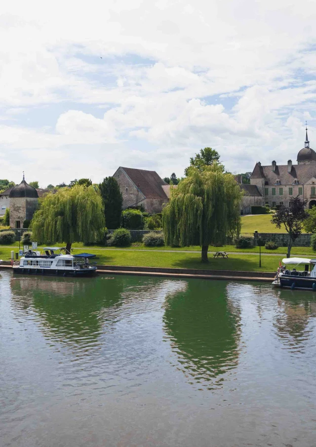 Vue aérienne de la halte fluviale de Mantoche, où sont garés En fond, nous voyons le village de Mantoche avec de belles bâtisses en pierre - Vesoul - Val de Saône