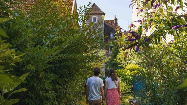 Un couple se dirige vers le Tour-Saint-Pierre-Fourier - Vesoul - Val de Saône