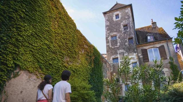 Un couple contemple le Tour-Saint-Pierre-Fourier - Vesoul - Val de Saône