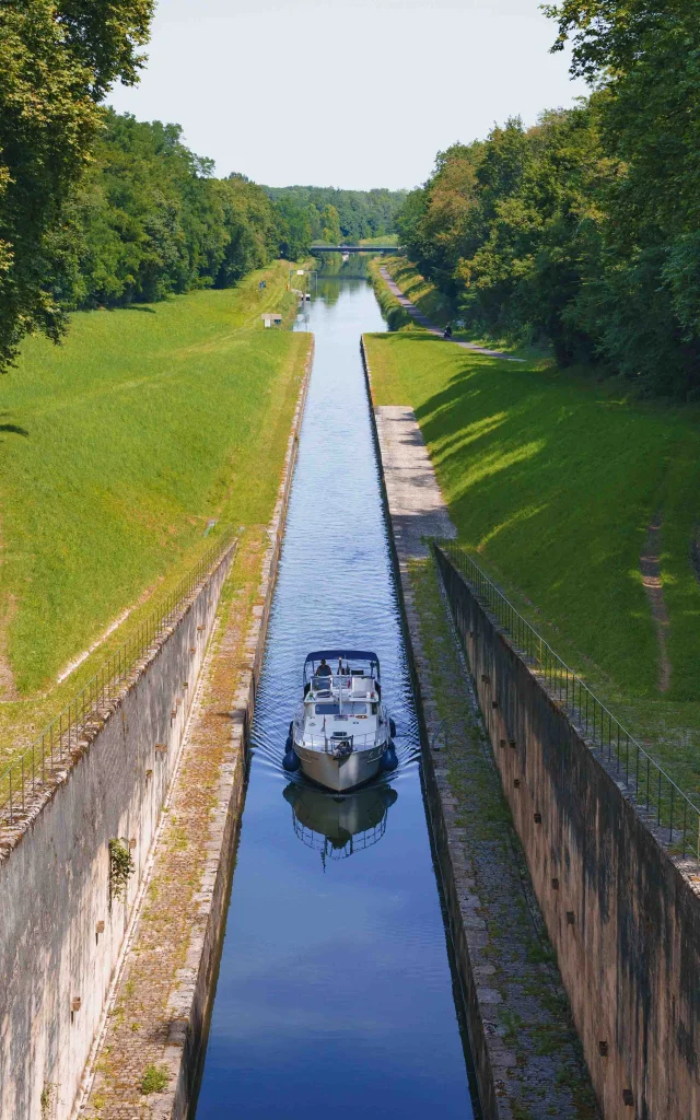 Un bateau s'apprête à emprunter le tunnel de Seveux-Savoyeux, sur la Saône - Vesoul - Val de Saône