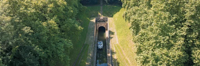 Un bateau s'apprête à emprunter le tunnel de Seveux-Savoyeux, sur la Saône - Vesoul - Val de Saône