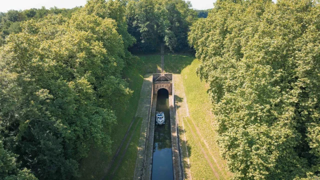 Un bateau s'apprête à emprunter le tunnel de Seveux-Savoyeux, sur la Saône - Vesoul - Val de Saône