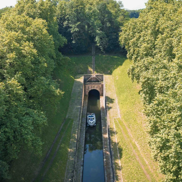 Un bateau s'apprête à emprunter le tunnel de Seveux-Savoyeux, sur la Saône - Vesoul - Val de Saône