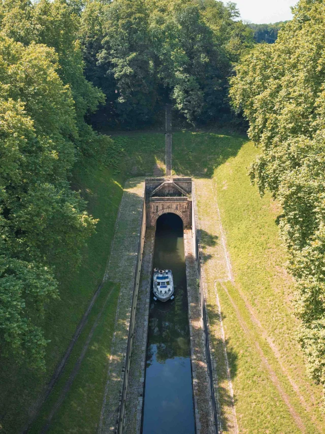 Un bateau s'apprête à emprunter le tunnel de Seveux-Savoyeux, sur la Saône - Vesoul - Val de Saône