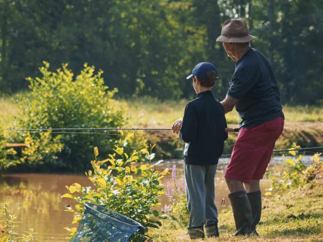 Un grand-père et son petit fils sont en train de pêcher - Vesoul - Val de Saône