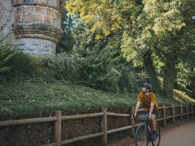 Un cycliste emprunte la Trace du Courlis qui permet de faire la liaison entre la V50 et l'EV6. Il peut avoir sur sa route de belles demeures en pierre - Vesoul - Val de Saône