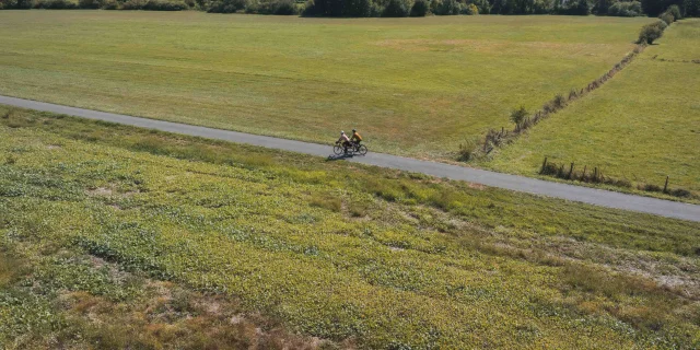 Cyclistes vue du ciel qui sont sur la Trace du Courlis qui permet de faire la liaison entre V50 et EV6 - Vesoul - Val de Saône