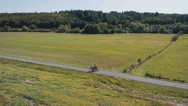 Cyclistes vue du ciel qui sont sur la Trace du Courlis qui permet de faire la liaison entre V50 et EV6 - Vesoul - Val de Saône