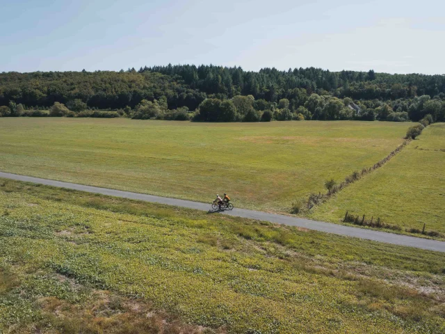 Cyclistes vue du ciel qui sont sur la Trace du Courlis qui permet de faire la liaison entre V50 et EV6 - Vesoul - Val de Saône