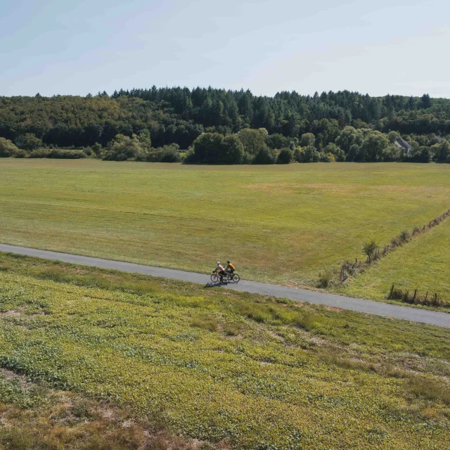 Cyclistes vue du ciel qui sont sur la Trace du Courlis qui permet de faire la liaison entre V50 et EV6 - Vesoul - Val de Saône