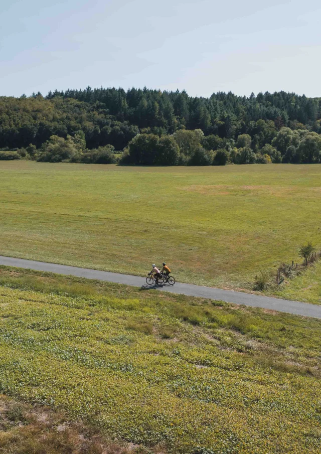 Cyclistes vue du ciel qui sont sur la Trace du Courlis qui permet de faire la liaison entre V50 et EV6 - Vesoul - Val de Saône