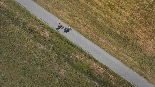 Cyclistes vue du ciel qui sont sur la Trace du Courlis qui permet de faire la liaison entre V50 et EV6 - Vesoul - Val de Saône