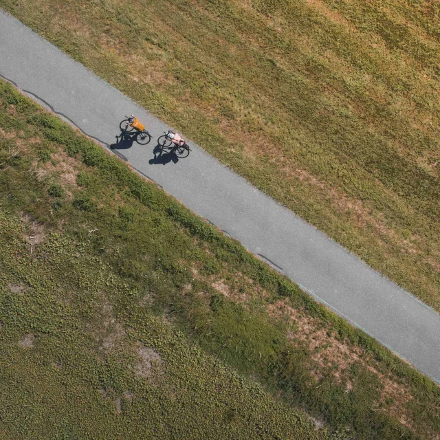 Cyclistes vue du ciel qui sont sur la Trace du Courlis qui permet de faire la liaison entre V50 et EV6 - Vesoul - Val de Saône