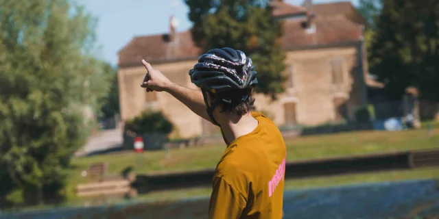 Arrêt d'un cycliste à Scey-sur-Saône, sur la Voie Bleue (V50), au bord de la Saône - Vesoul - Val de Saône