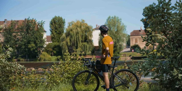 Arrêt d'un cycliste à Scey-sur-Saône, sur la Voie Bleue (V50), au bord de la Saône - Vesoul - Val de Saône