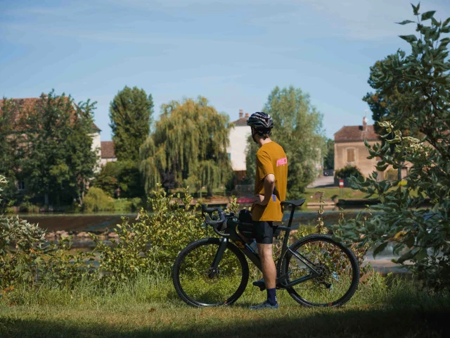 Arrêt d'un cycliste à Scey-sur-Saône, sur la Voie Bleue (V50), au bord de la Saône - Vesoul - Val de Saône