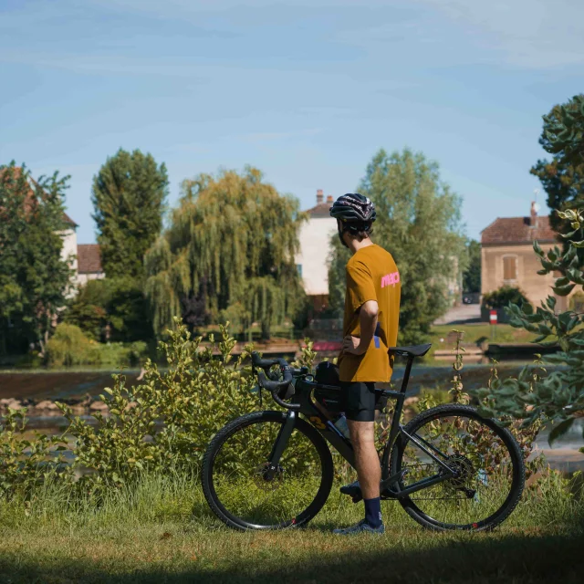 Arrêt d'un cycliste à Scey-sur-Saône, sur la Voie Bleue (V50), au bord de la Saône - Vesoul - Val de Saône