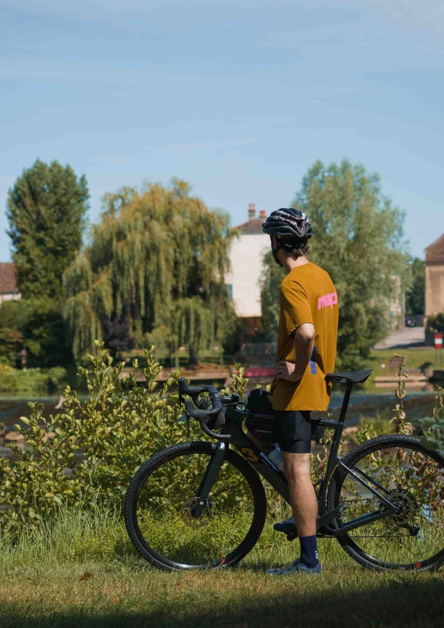 Arrêt d'un cycliste à Scey-sur-Saône, sur la Voie Bleue (V50), au bord de la Saône - Vesoul - Val de Saône