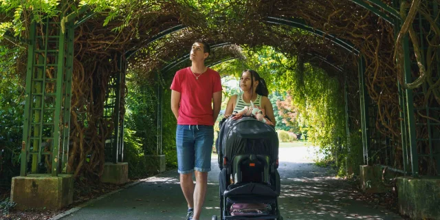 Un couple se promène au jardin Anglais de Vesoul - Vesoul - Val de Saône