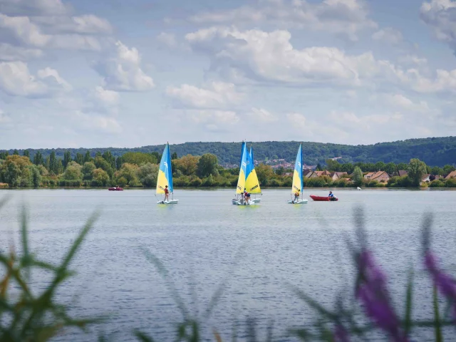 lac de Vesoul-Vaivre où l'on voit des petits bateaux à voile navigués - Derrière, on voit la Motte de Vesoul - Vesoul - Val de Saône