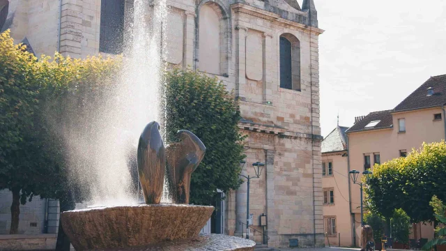 Une femme observe l'église Saint-Georges de Vesoul - Place avec une fontaine - Vesoul - Val de Saône